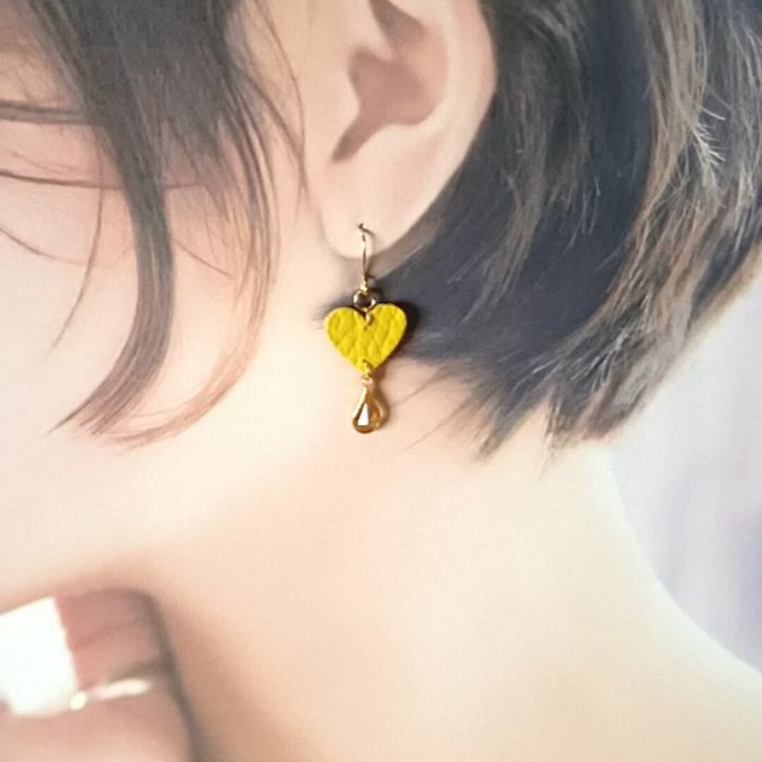 ＊レザーのハートとドロップビジューのピアス・イエロー（パーツ変更可）　＃1467 ハンドメイドのアクセサリー(ピアス)の商品写真