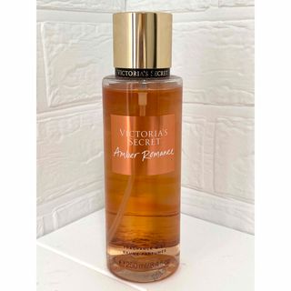 ヴィクトリアズシークレット(Victoria's Secret)のヴィクトリアシークレット　アンバーロマンス　ボディミスト250ml(香水(女性用))