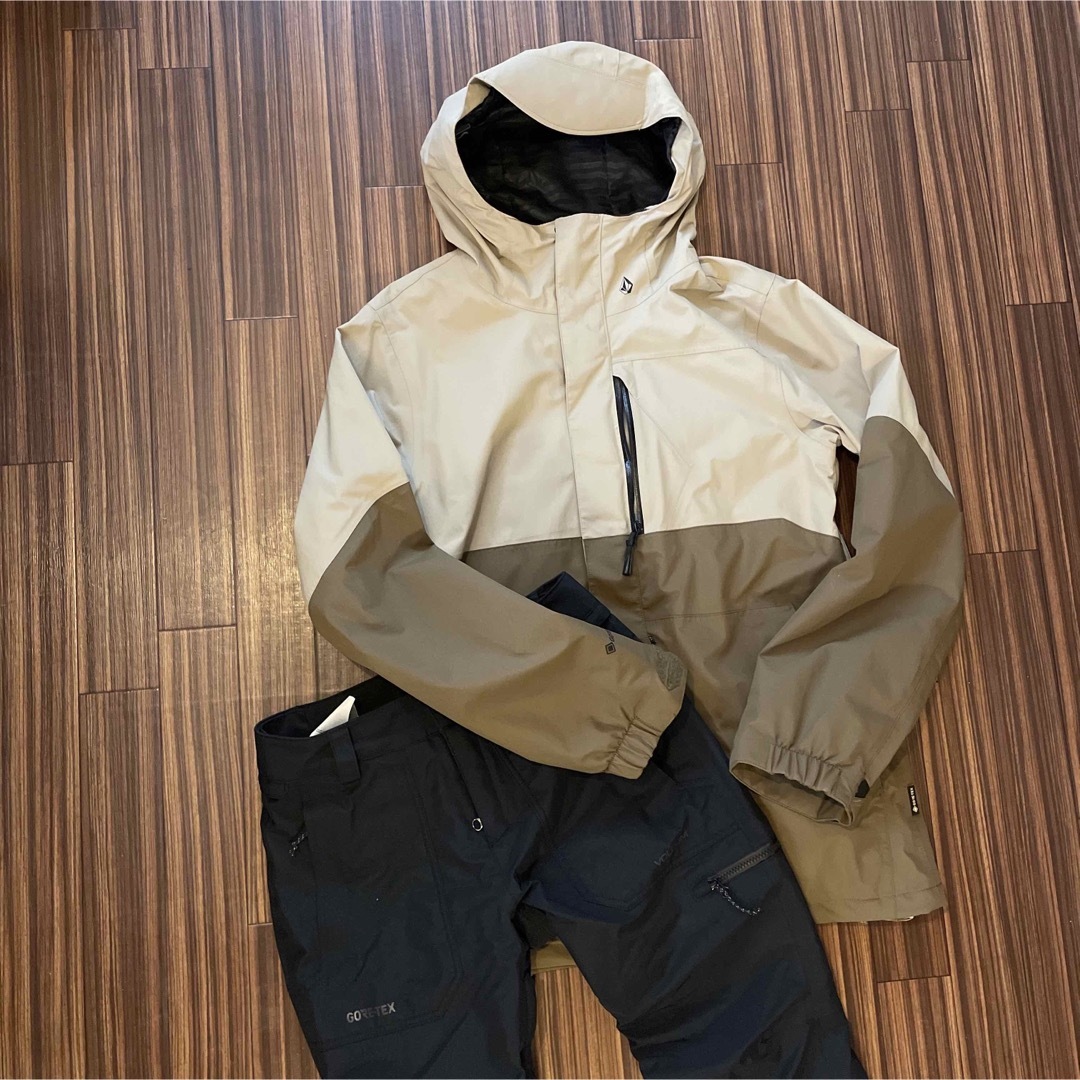 volcom(ボルコム)のぺこすけ様専用　ボルコム　L-GORETEX 1度のみ使用　美品 スポーツ/アウトドアのスノーボード(ウエア/装備)の商品写真