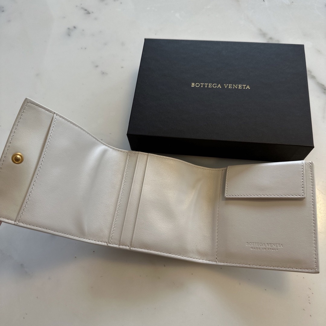 Bottega Veneta(ボッテガヴェネタ)のセール！新品未使用【ボッテガべネタ】白⭐️ミニ財布 レディースのファッション小物(財布)の商品写真