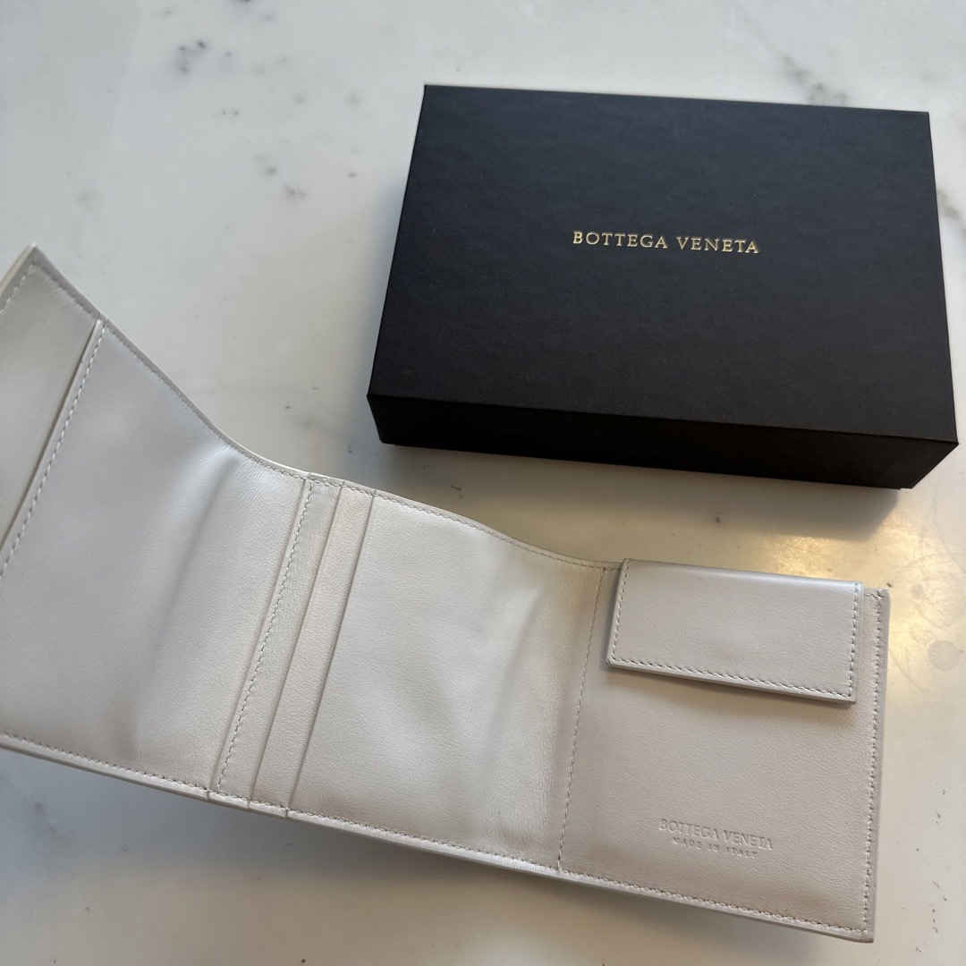 Bottega Veneta(ボッテガヴェネタ)のセール！新品未使用【ボッテガべネタ】白⭐️ミニ財布 レディースのファッション小物(財布)の商品写真