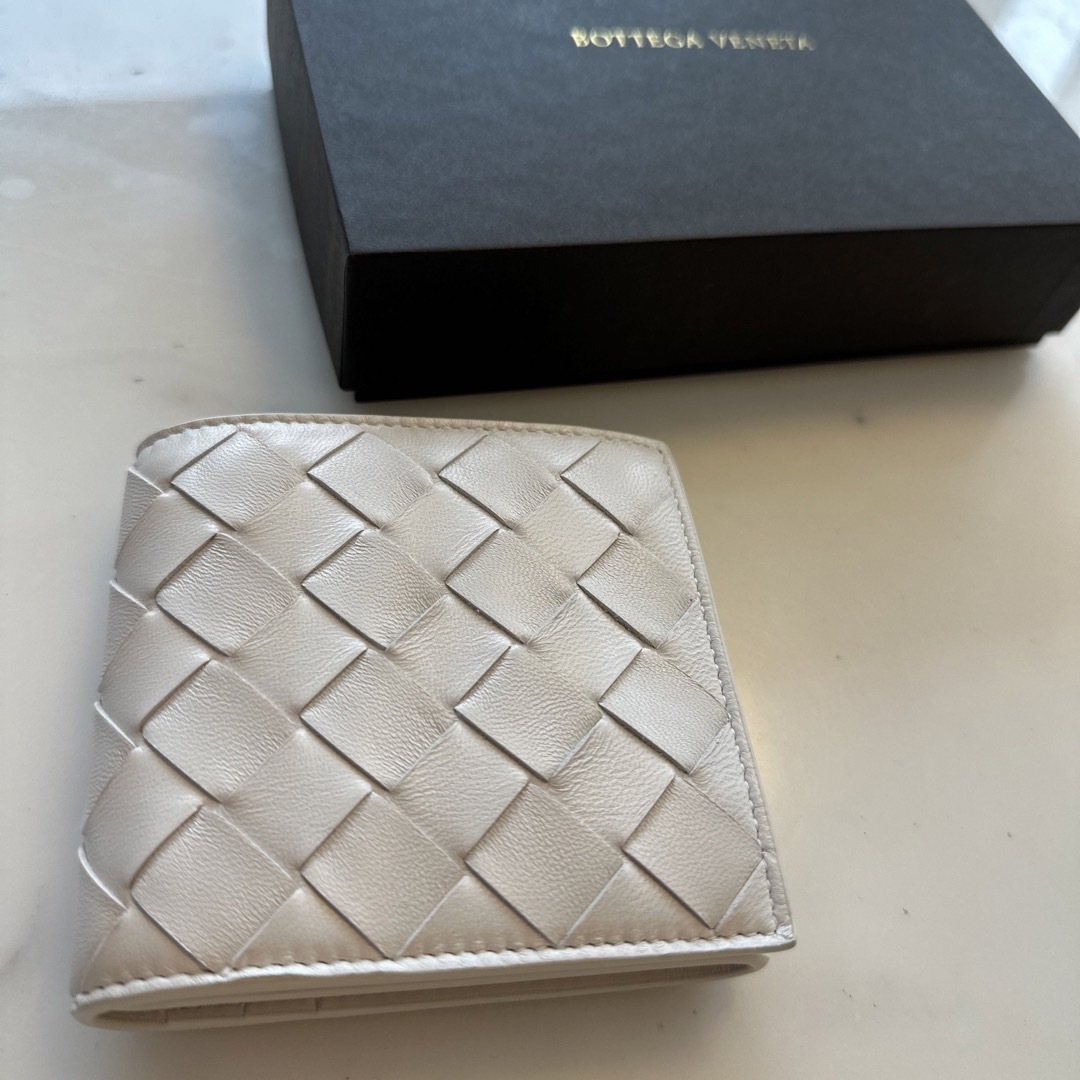 Bottega Veneta(ボッテガヴェネタ)のセール！新品未使用【ボッテガべネタ】白⭐️ミニ財布 レディースのファッション小物(財布)の商品写真