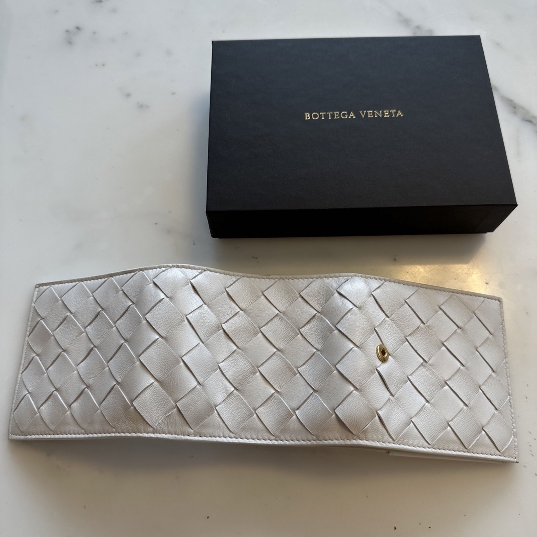 Bottega Veneta(ボッテガヴェネタ)のセール！新品未使用【ボッテガべネタ】白⭐️ミニ財布 レディースのファッション小物(財布)の商品写真