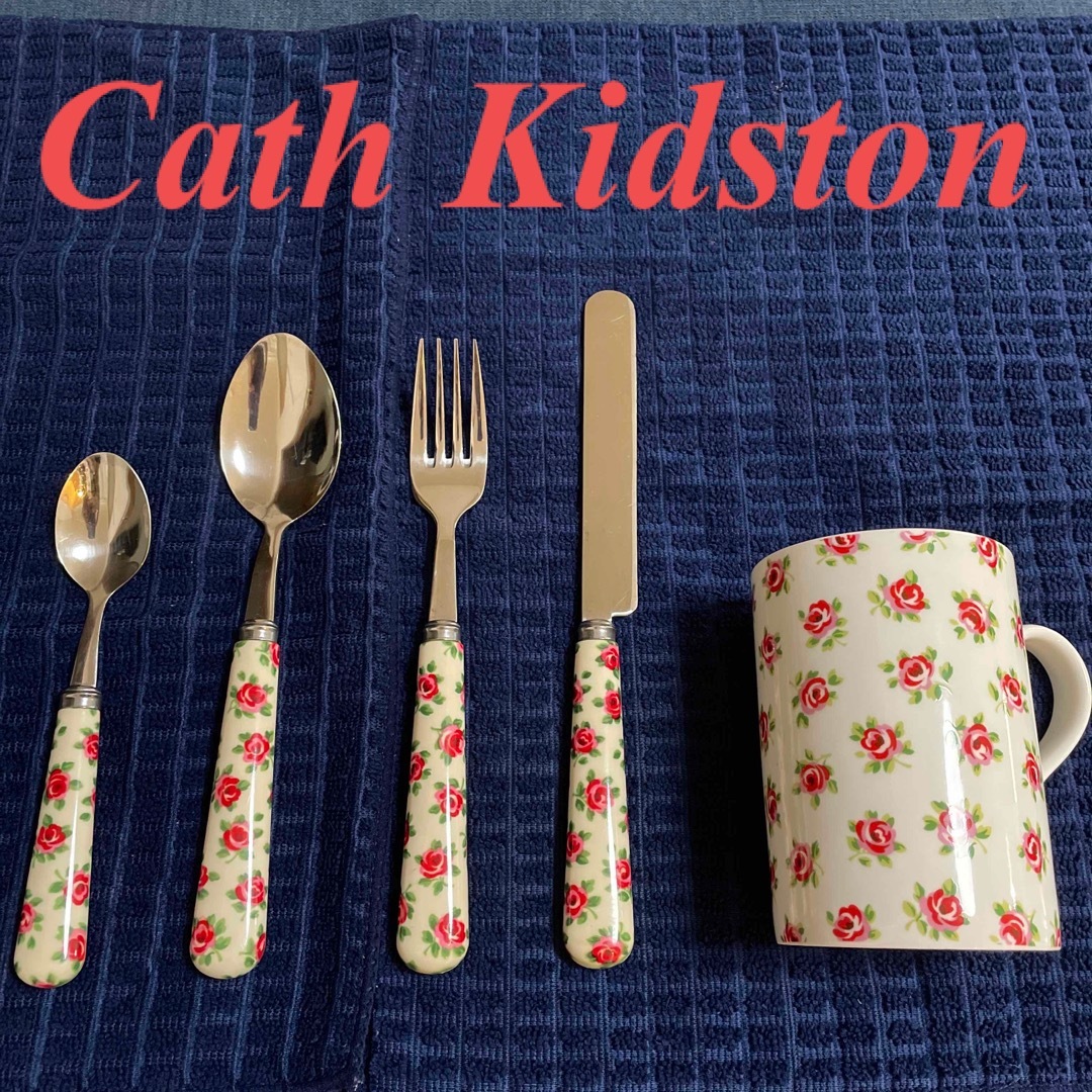 Cath Kidston(キャスキッドソン)のCath Kidston｜カトラリー＆カップセット｜赤いバラ柄 インテリア/住まい/日用品のキッチン/食器(グラス/カップ)の商品写真