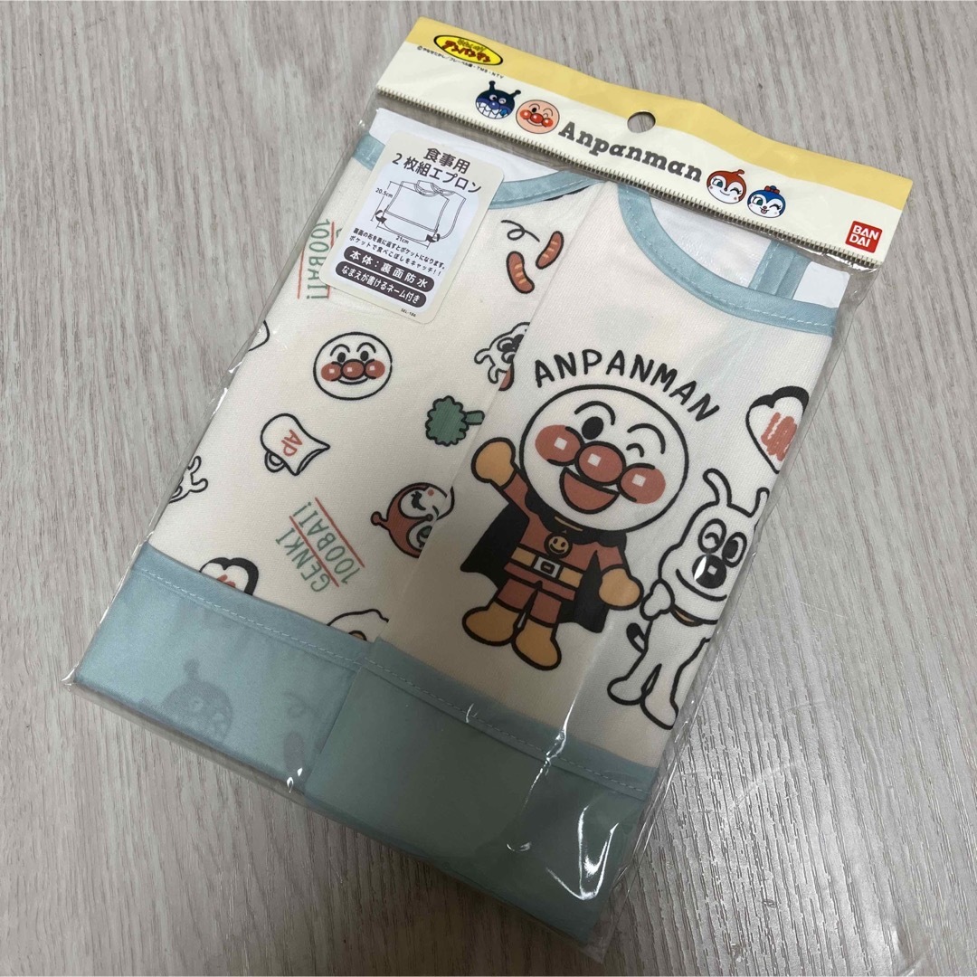 アンパンマン(アンパンマン)の【送料込】❤️アンパンマン4点セット お食事エプロン、靴下 新品❤️ キッズ/ベビー/マタニティの授乳/お食事用品(お食事エプロン)の商品写真