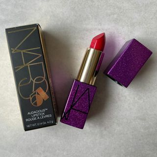 ナーズ(NARS)の【新品・未使用】NARS オーディシャスリップスティック限定版(口紅)