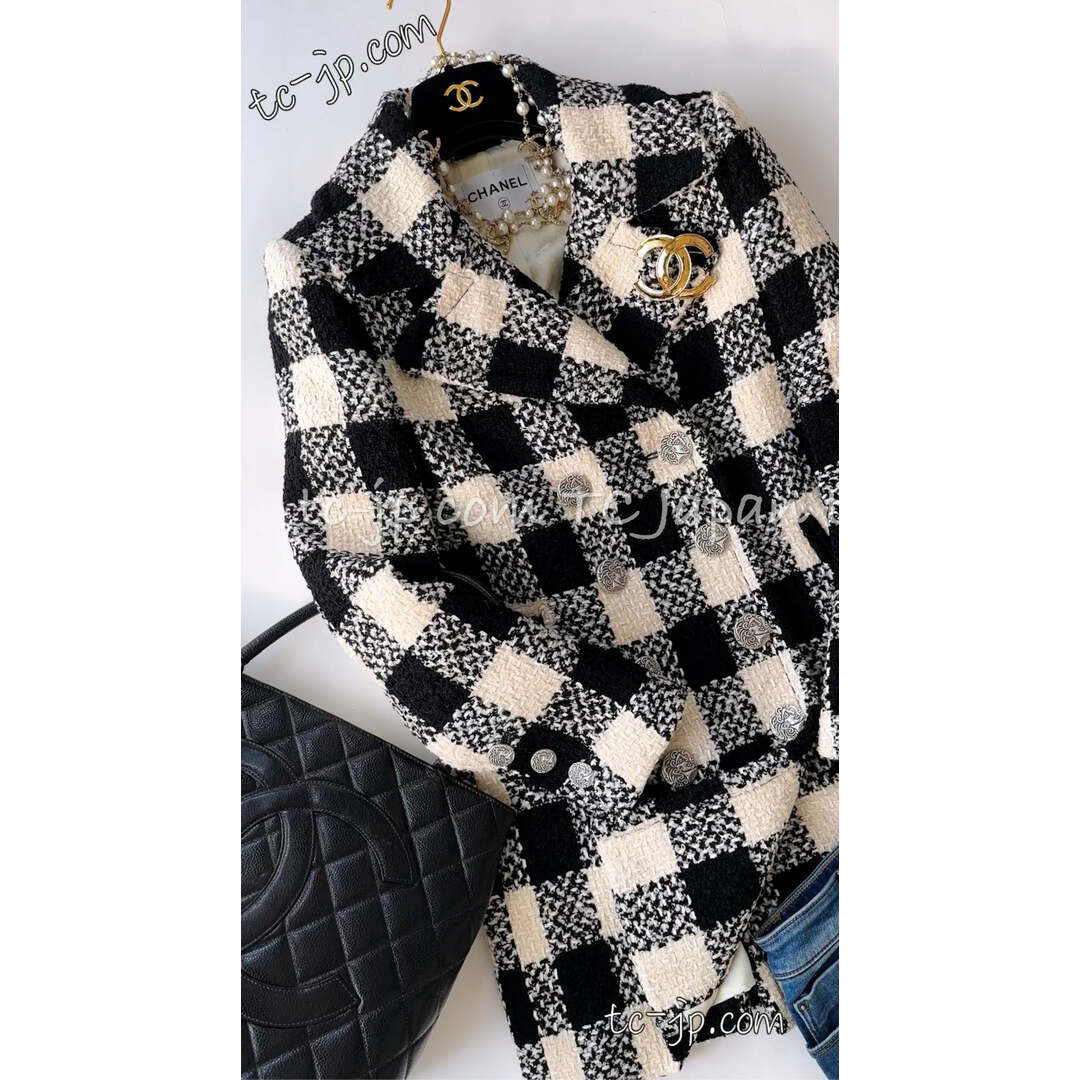 CHANEL(シャネル)の超美品 シャネル CHANEL アイボリー・ブラック 最高品質(⁠◍⁠•⁠ᴗ⁠•⁠◍⁠) チェック・ツイード・ロング ジャケット・コート キャンペーン広告掲載 34 36 レディースのジャケット/アウター(ダッフルコート)の商品写真