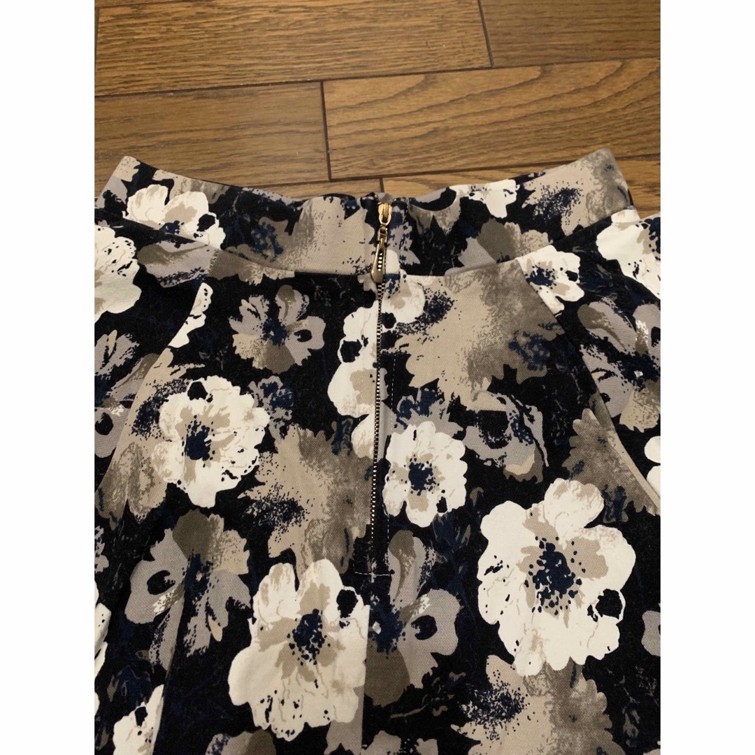 【美品】花柄　サーキュラースカート　厚手 レディースのスカート(ひざ丈スカート)の商品写真