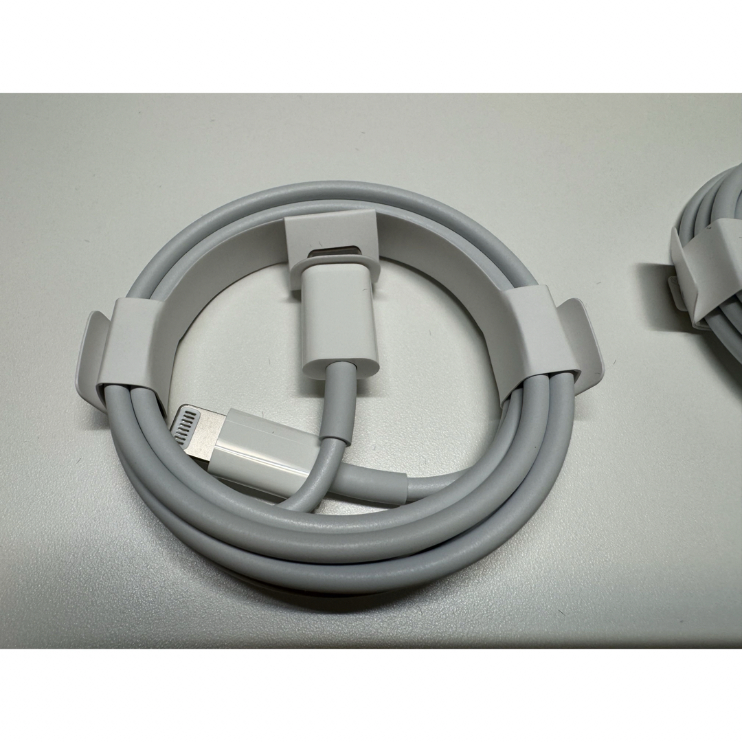 Apple(アップル)の【新品未使用】Apple USB-C Lightning 充電ケーブル 純正品 スマホ/家電/カメラのスマートフォン/携帯電話(その他)の商品写真