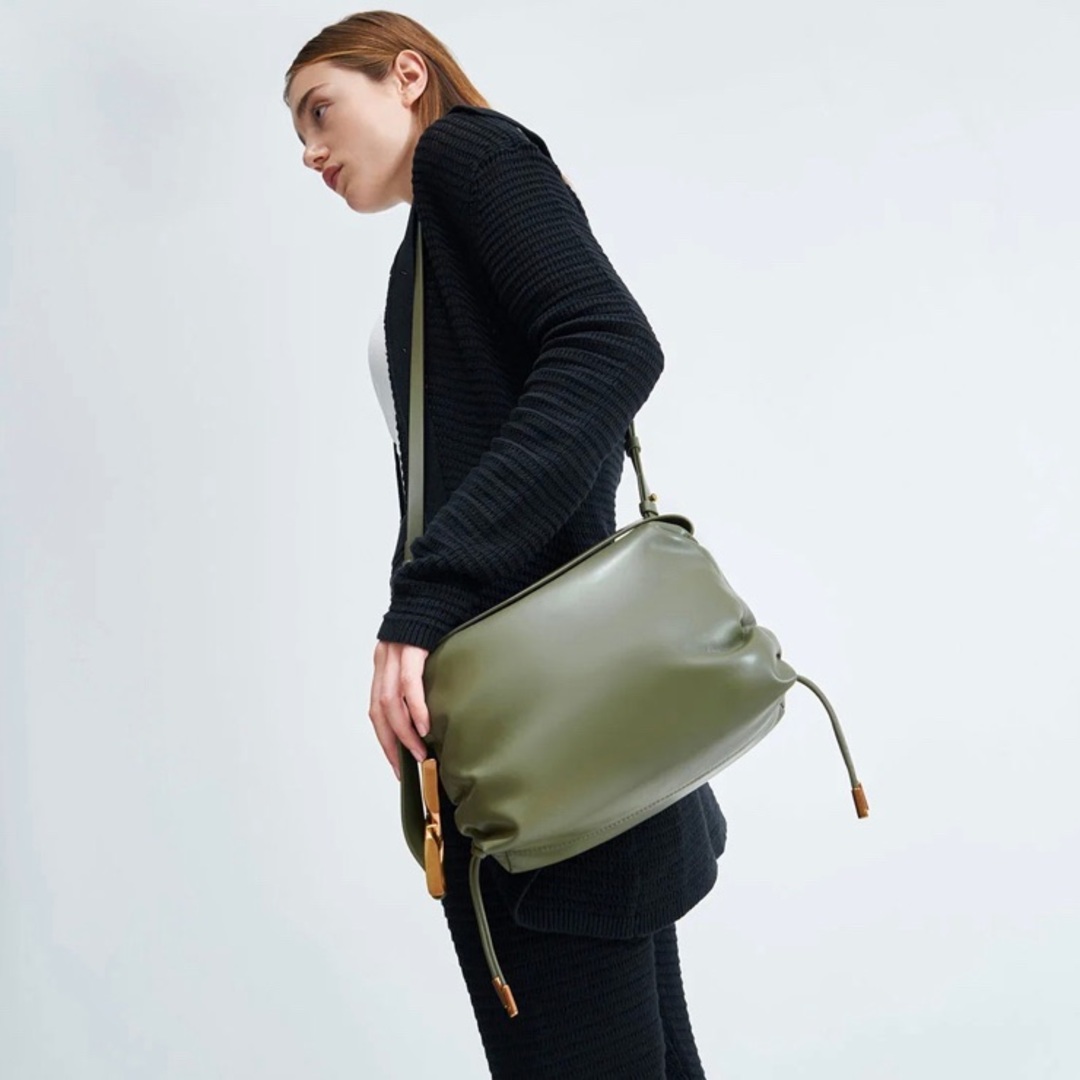 Charles and Keith(チャールズアンドキース)の新品未使用 タグ付き ルーシュド ホーボーバッグ （Olive） レディースのバッグ(ショルダーバッグ)の商品写真