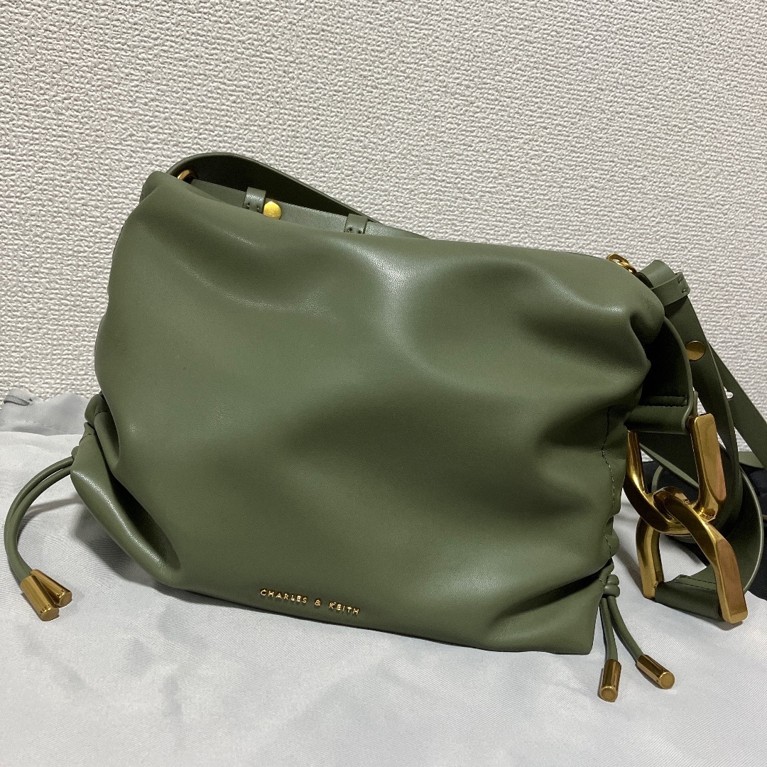 Charles and Keith(チャールズアンドキース)の新品未使用 タグ付き ルーシュド ホーボーバッグ （Olive） レディースのバッグ(ショルダーバッグ)の商品写真