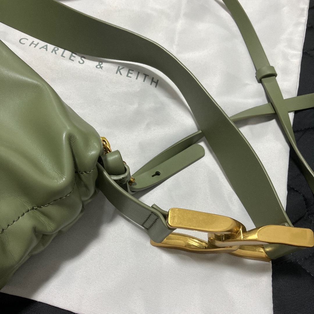 Charles and Keith(チャールズアンドキース)の新品未使用 タグ付き ルーシュド ホーボーバッグ （Olive） レディースのバッグ(ショルダーバッグ)の商品写真