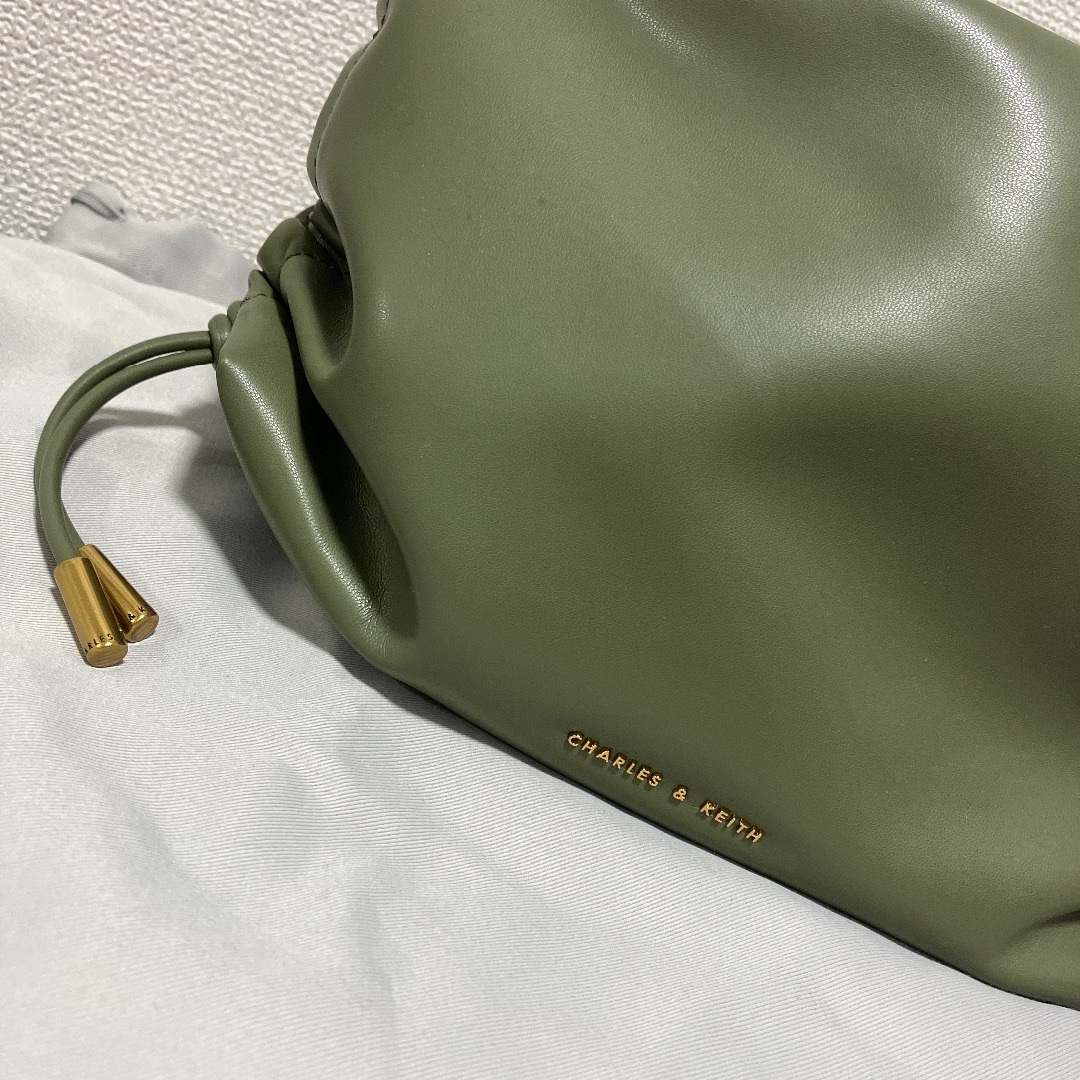 Charles and Keith(チャールズアンドキース)の新品未使用 タグ付き ルーシュド ホーボーバッグ （Olive） レディースのバッグ(ショルダーバッグ)の商品写真