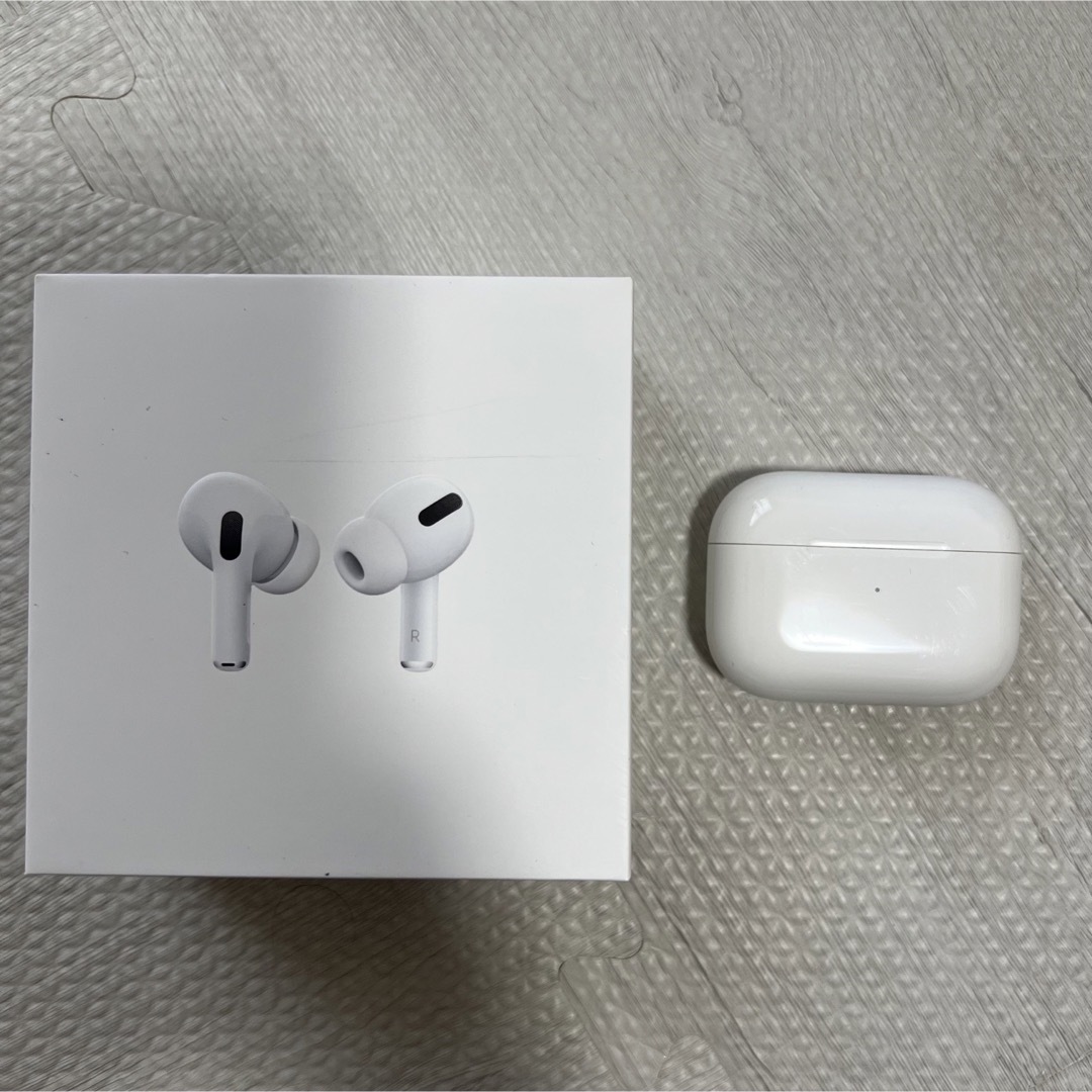 Apple(アップル)のAirPodsPro ケースのみ スマホ/家電/カメラのオーディオ機器(ヘッドフォン/イヤフォン)の商品写真