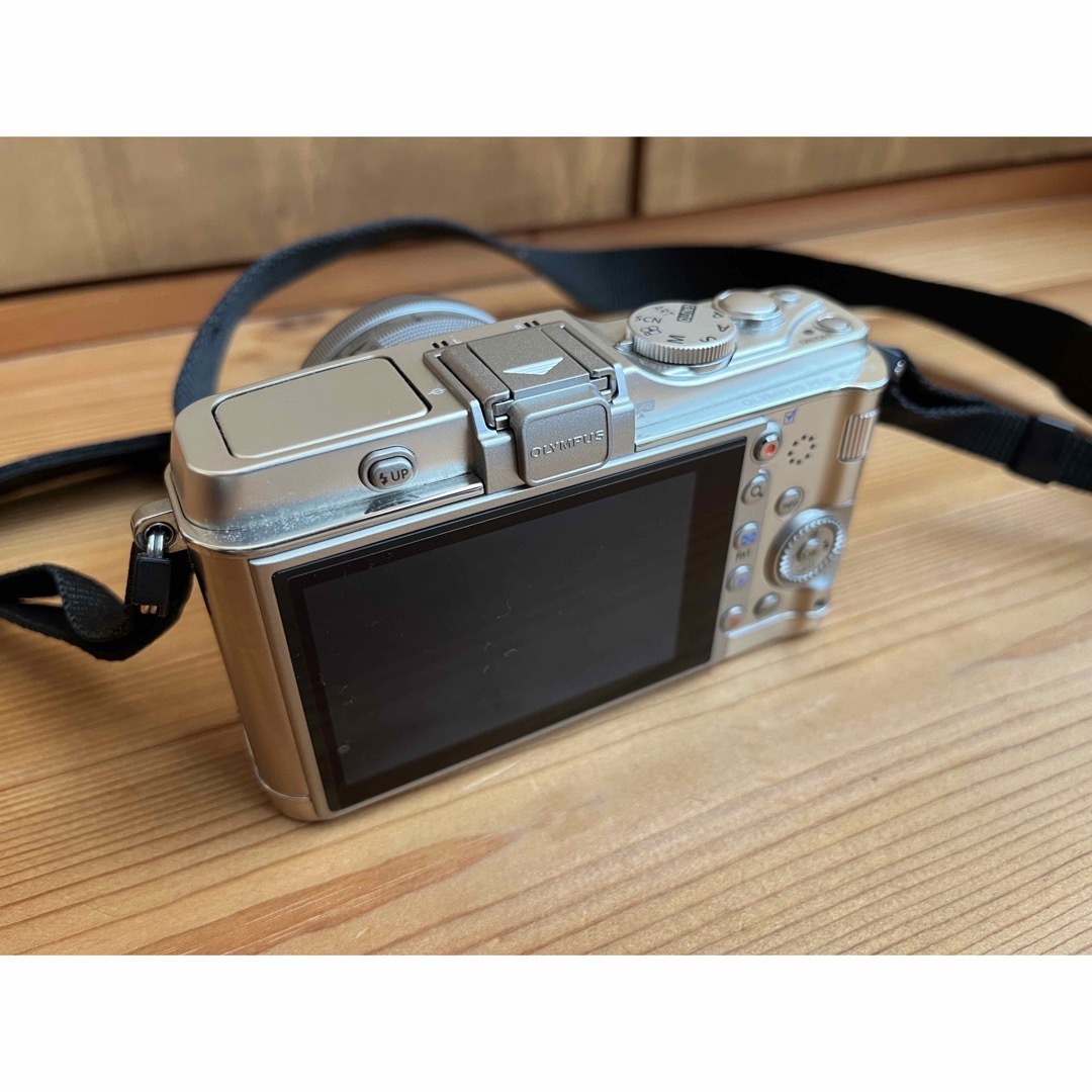 OLYMPUS(オリンパス)のOLYMPUS PEN E-P3 ツインレンズキット SILVER スマホ/家電/カメラのカメラ(ミラーレス一眼)の商品写真