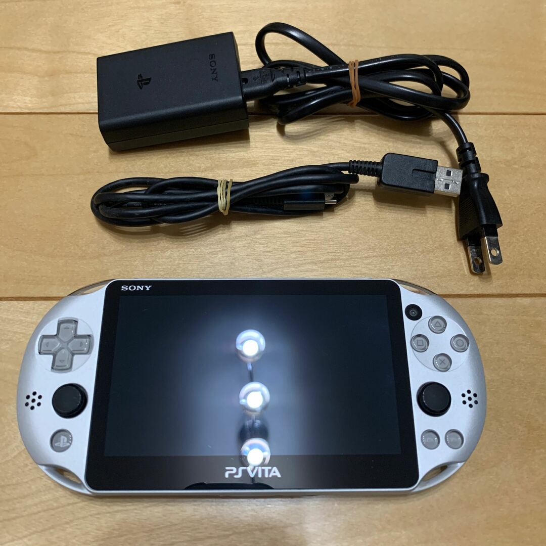 【美品】値下げ！PSVita PCH-2000 シルバーゲームソフト/ゲーム機本体