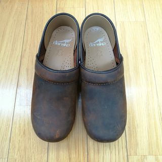 ダンスコ(dansko)のdansko ダンスコ レザー クロッグス ブラウン 35 22.5cm程度(ローファー/革靴)