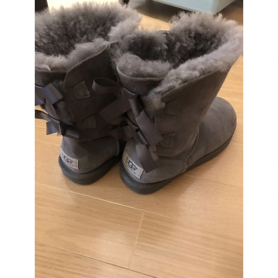 アグ UGG リボン ファーブーツ グレー 22cm - ブーツ