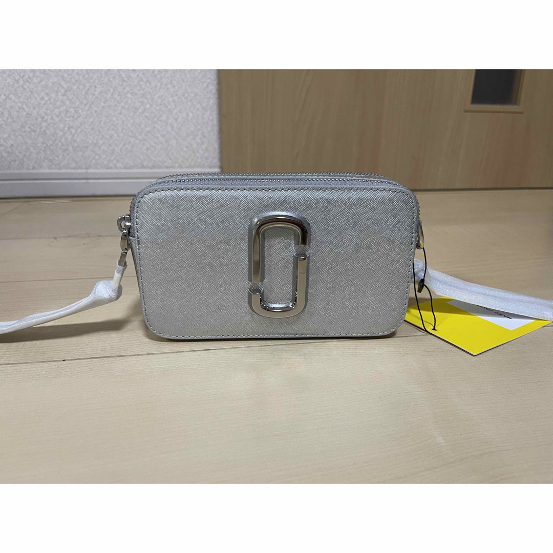 MARC JACOBS(マークジェイコブス)のMARC JACOBS マークジェイコブス  メタリックシルバー レディースのバッグ(ショルダーバッグ)の商品写真