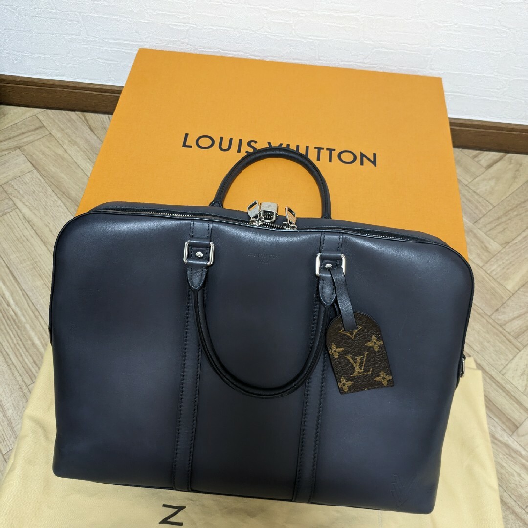 LOUIS VUITTON ポルト ドキュマン・ヴォワヤージュ オンブレ