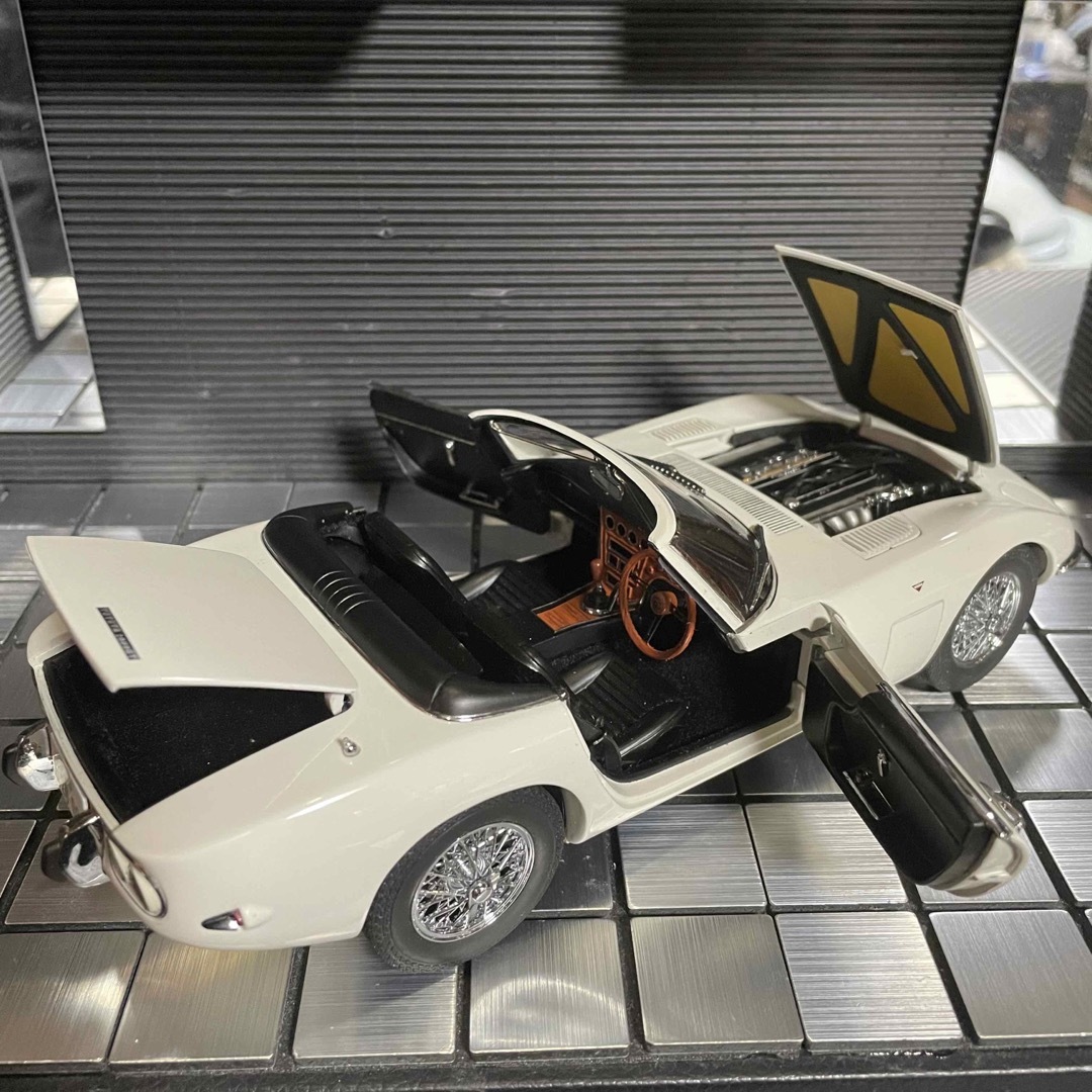 絶版 未展示品 オートアート1/18トヨタ2000GT 007は二度死ぬ