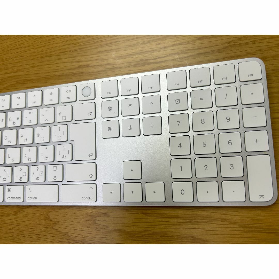 Apple(アップル)の【箱有・美品】Magic Keyboard(テンキー付)日本語(JIS)ホワイト スマホ/家電/カメラのPC/タブレット(PC周辺機器)の商品写真