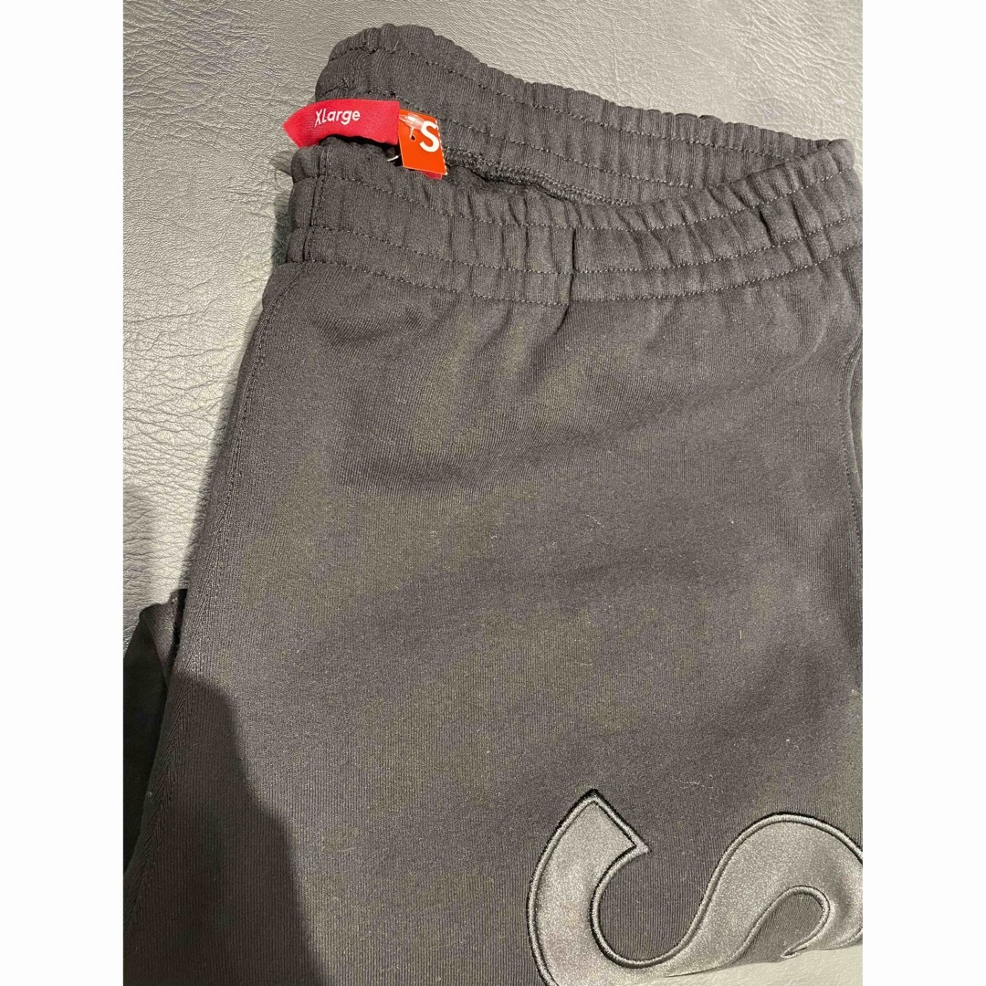 Supreme(シュプリーム)のsupreme Satin Appliqué Sweatpant 黒 XLサイズ メンズのパンツ(その他)の商品写真