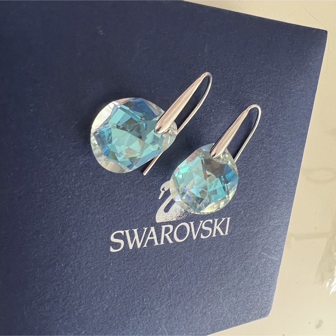 SWAROVSKI(スワロフスキー)のスワロフスキー　ドロップ　フック　ピアス　オーロラ レディースのアクセサリー(ピアス)の商品写真