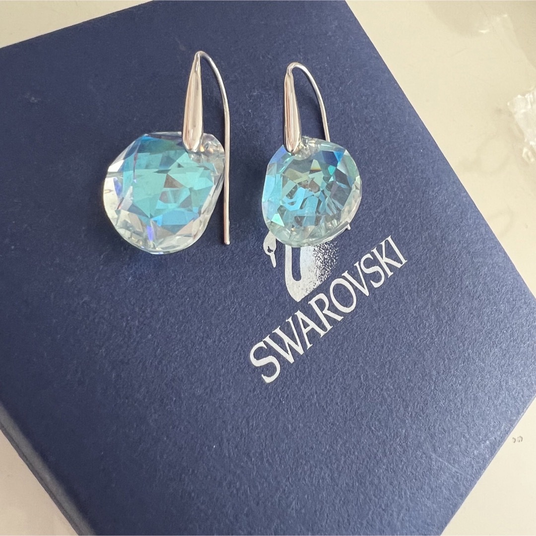 SWAROVSKI(スワロフスキー)のスワロフスキー　ドロップ　フック　ピアス　オーロラ レディースのアクセサリー(ピアス)の商品写真