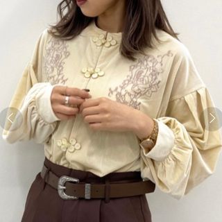 ダブルクローゼット(w closet)の刺繍入りチャイナトップス　apres jour mignon アプレジュール(シャツ/ブラウス(長袖/七分))