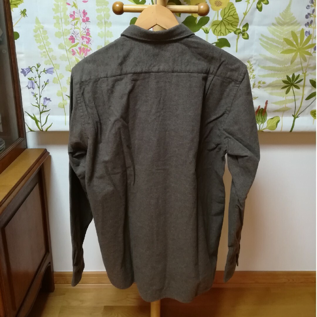 MUJI (無印良品)(ムジルシリョウヒン)の✨良品計画 無印良品 薄茶色系の長袖シャツMサイズ♪ メンズのトップス(シャツ)の商品写真