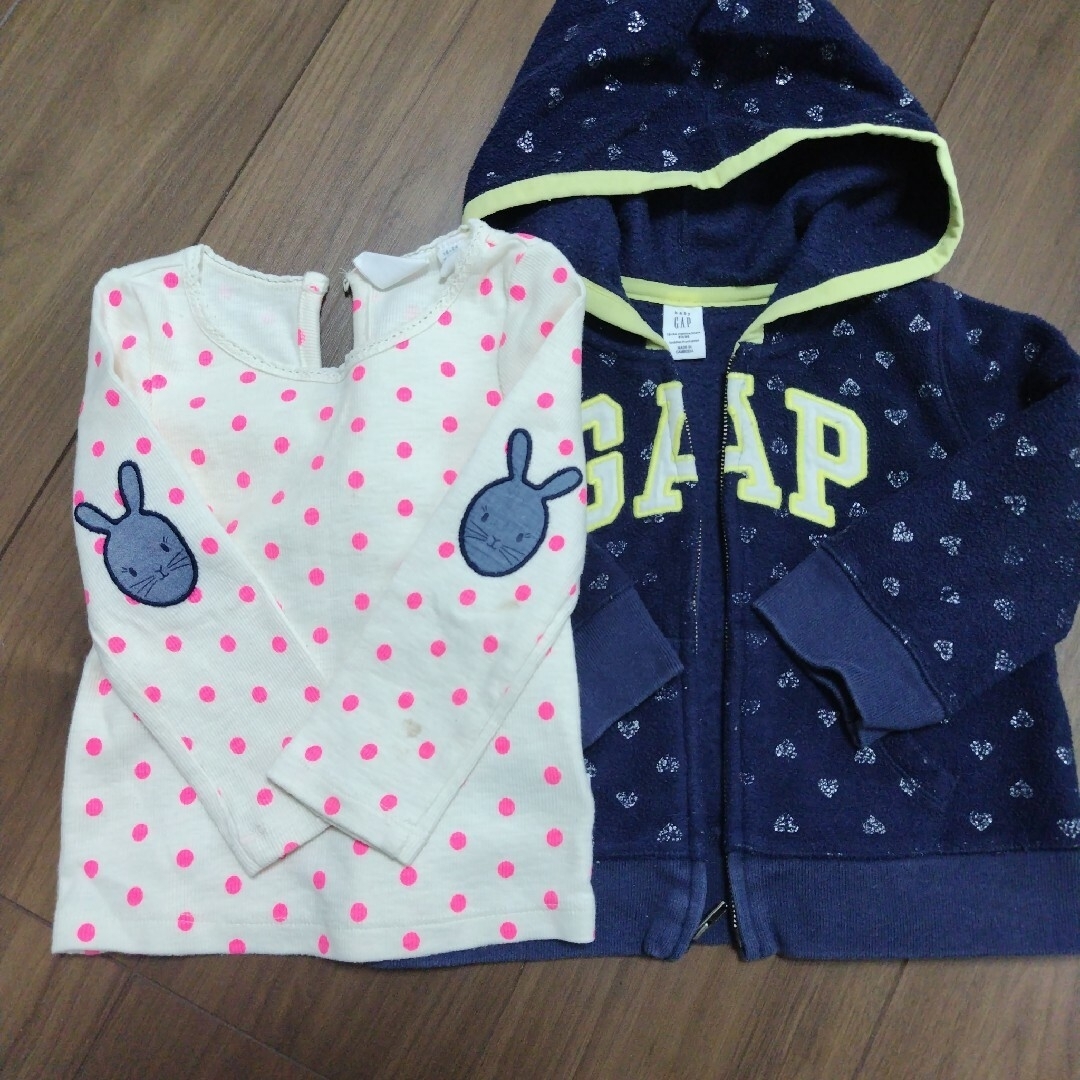 babyGAP(ベビーギャップ)の女の子　パーカー　ロンＴ　90 キッズ/ベビー/マタニティのキッズ服女の子用(90cm~)(Tシャツ/カットソー)の商品写真