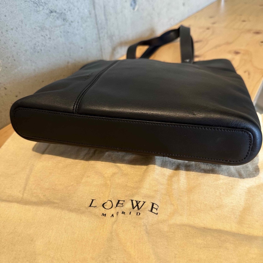 LOEWE(ロエベ)のLOEWE トートバッグ ナパカーフ　ブラック　型押しロゴ　シルバー金具 レディースのバッグ(トートバッグ)の商品写真