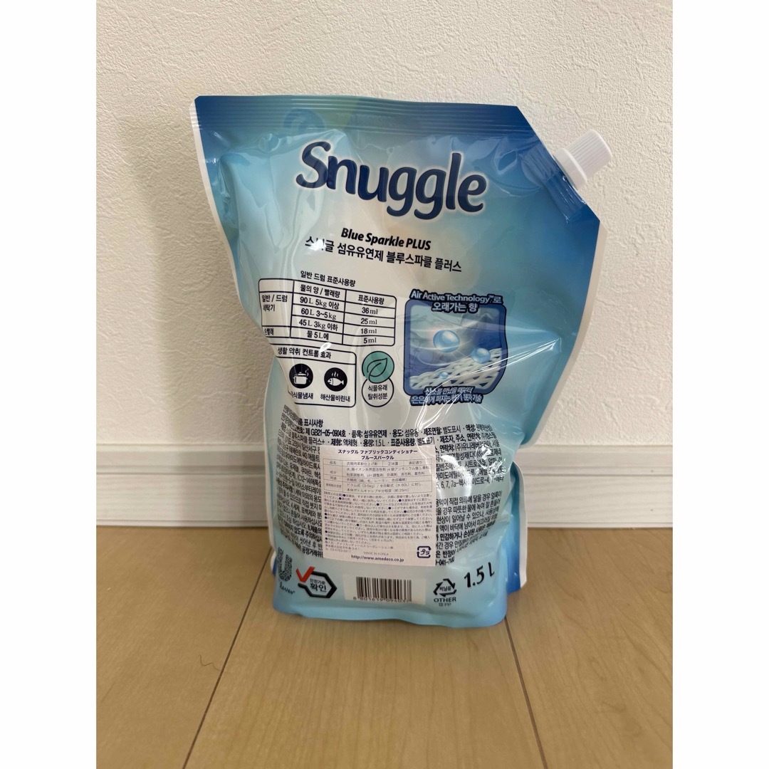 Snuggle(スナッグル)のスナッグル 柔軟剤  ブルースパークル 濃縮タイプ詰め替え1.5L インテリア/住まい/日用品の日用品/生活雑貨/旅行(洗剤/柔軟剤)の商品写真