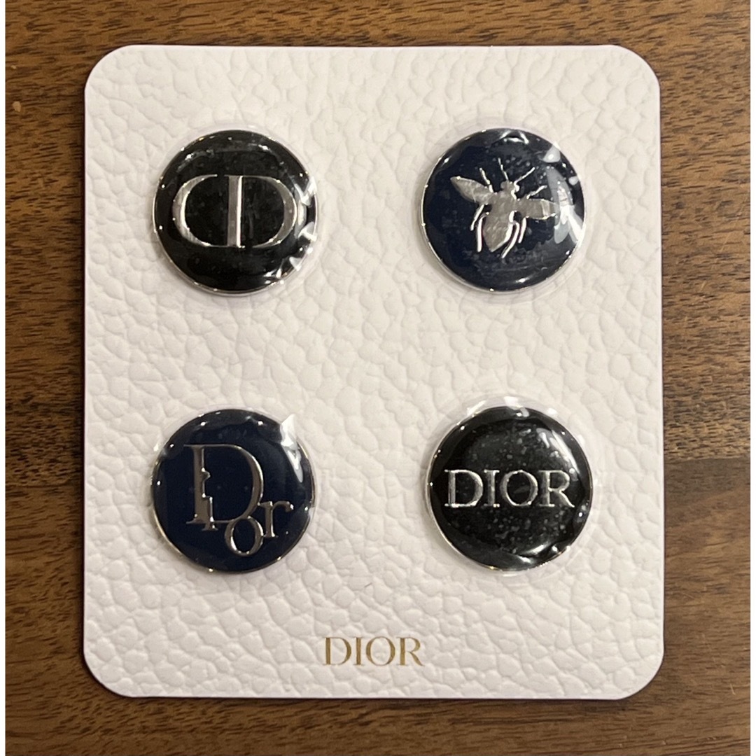 Christian Dior(クリスチャンディオール)のDior ディオール ノベルティ ピンバッジセット　新品未使用品  レディースのアクセサリー(ブローチ/コサージュ)の商品写真