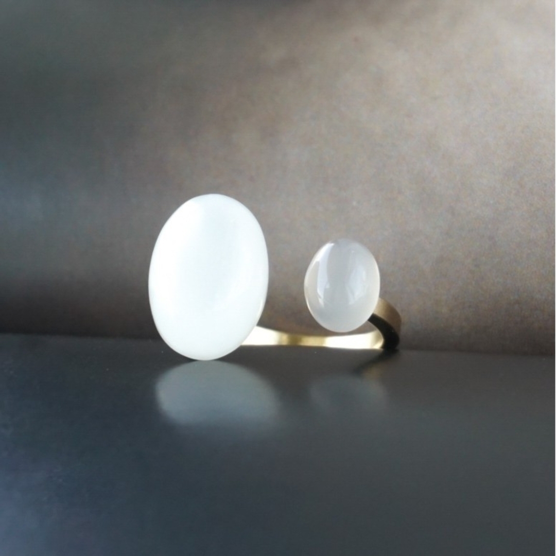 天然石 指輪 ムーンストーン フォークリング フリーサイズ 6月誕生石 白×灰色 ハンドメイドのアクセサリー(リング)の商品写真