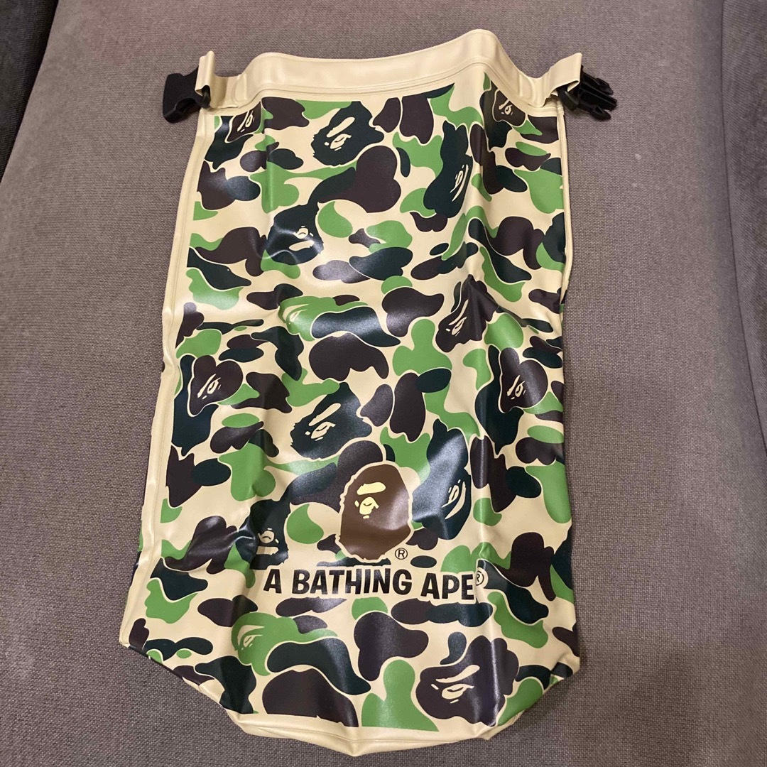 A BATHING APE(アベイシングエイプ)のsmart8月号 アベイシングエイプ カモ柄 ドライバッグ 迷彩 スポーツ/アウトドアのアウトドア(その他)の商品写真