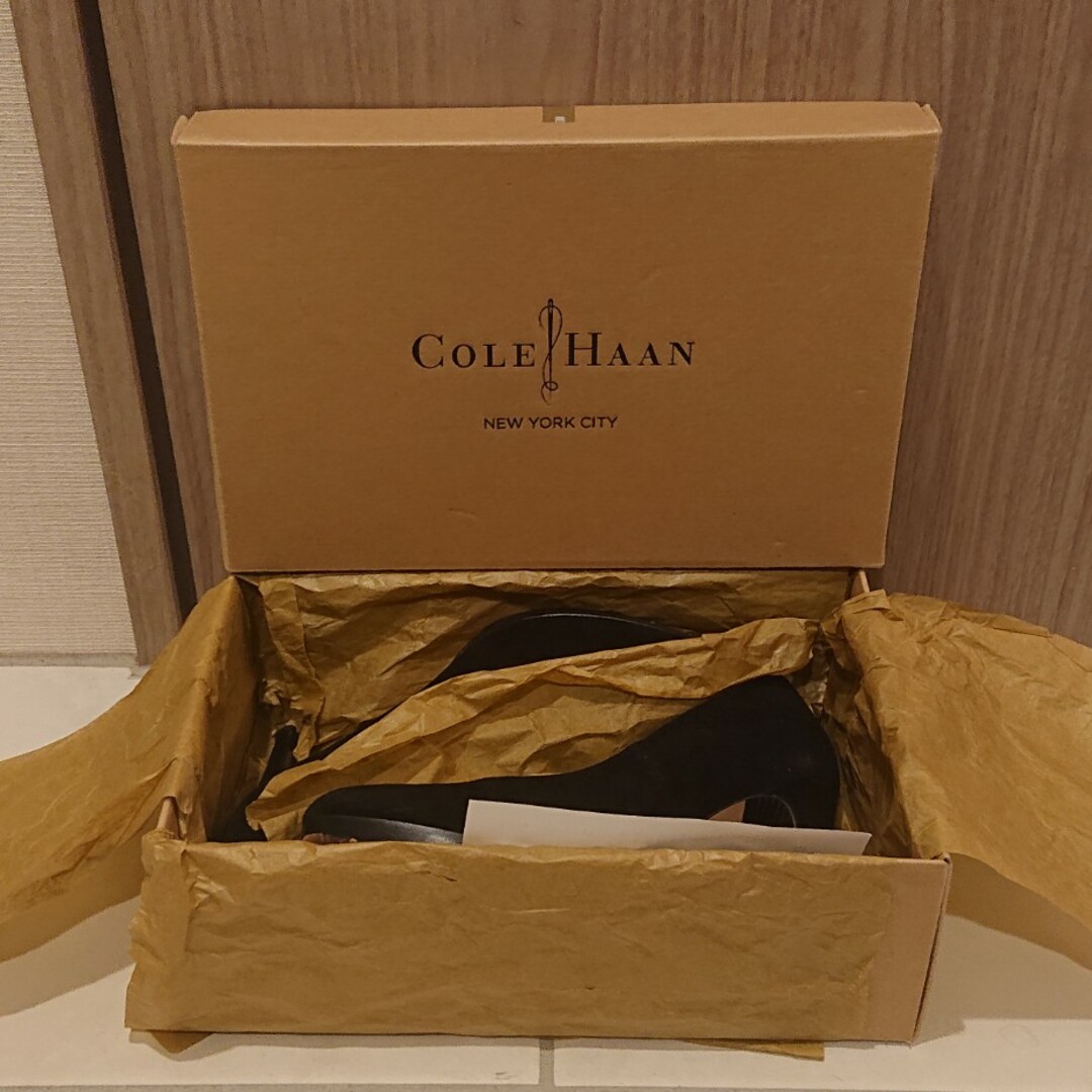 Cole Haan(コールハーン)のほぼ新品 コールハーン 黒 ブラック スエード パンプス レディースの靴/シューズ(ハイヒール/パンプス)の商品写真