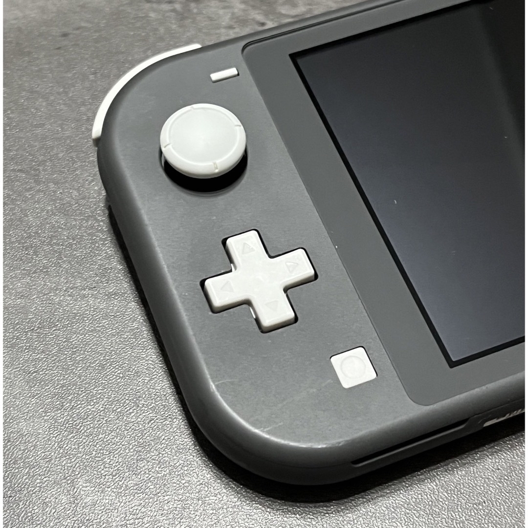 任天堂(ニンテンドウ)のSwitch Lite グレー ガラスフィルム付き エンタメ/ホビーのゲームソフト/ゲーム機本体(家庭用ゲーム機本体)の商品写真