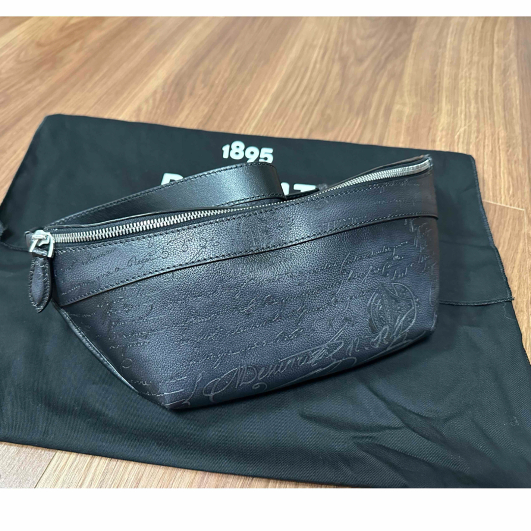 週間売れ筋 ◇国内完売品◇Berluti ライダー スクリット レザーバッグ ベルルッティ ボディーバッグ 週間売れ筋 ◇国内完売品◇Berluti ライダー スクリット レザーバッグ ベルルッティ ボディーバッグ