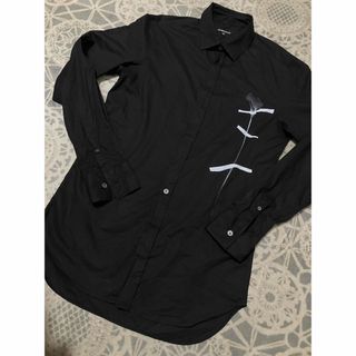 アンドゥムルメステール(Ann Demeulemeester)のアンドゥムルメステール ワンポイントプリントデザイン　ブラックシャツ　XS(シャツ)