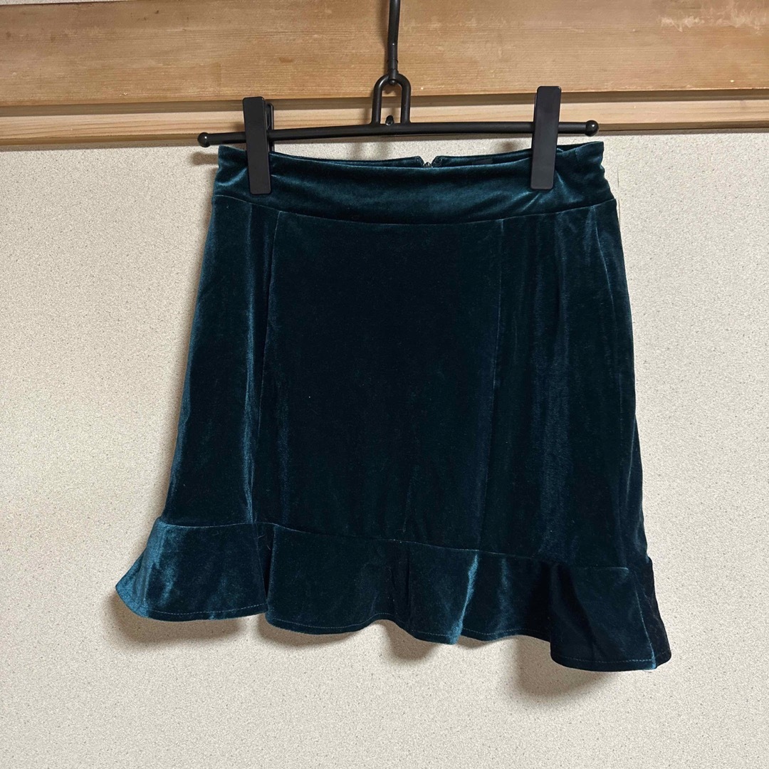 FOREVER 21(フォーエバートゥエンティーワン)の本国　フォーエバー21  タイトスカート　フリル　ベロア　足長　緑　M レディースのスカート(ひざ丈スカート)の商品写真