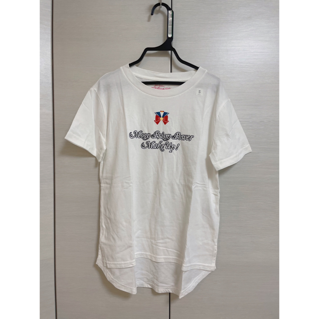 GU(ジーユー)の新品未使用 セーラームーン GU コラボTシャツ レディースのトップス(Tシャツ(半袖/袖なし))の商品写真