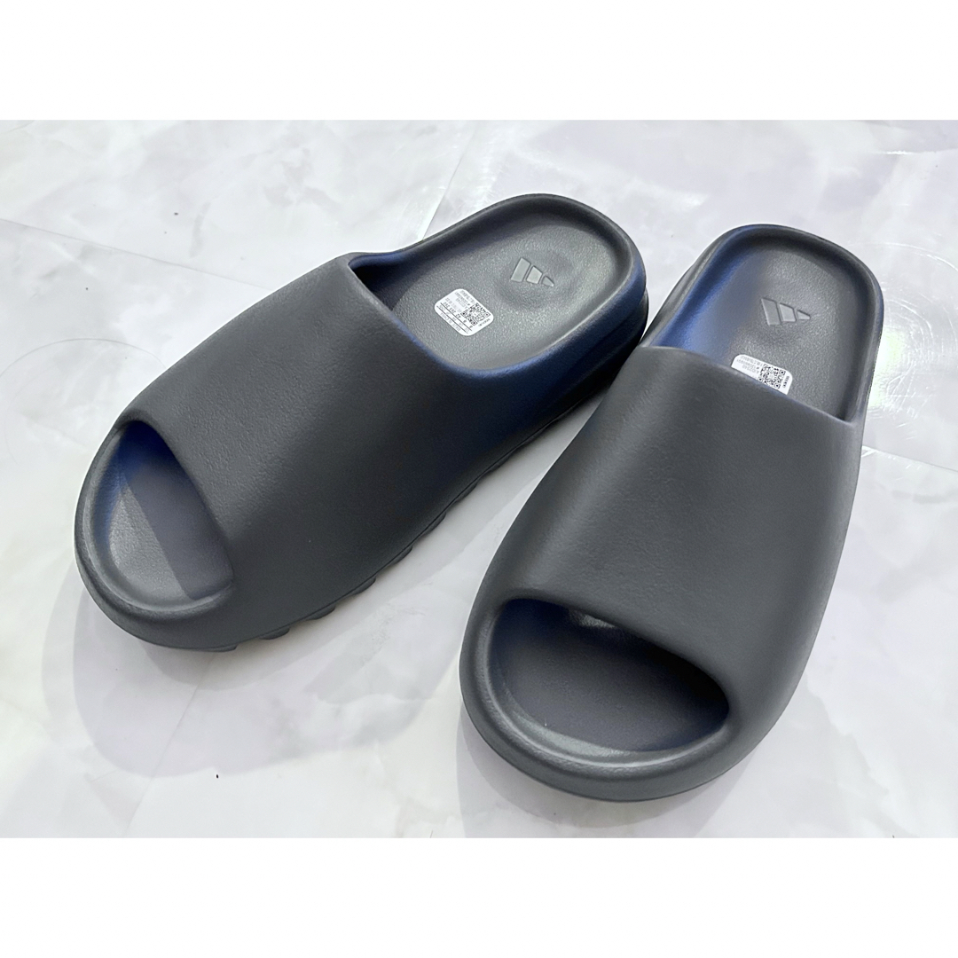 adidas(アディダス)のadidas YZY SLIDE SLATE MARINE メンズの靴/シューズ(サンダル)の商品写真