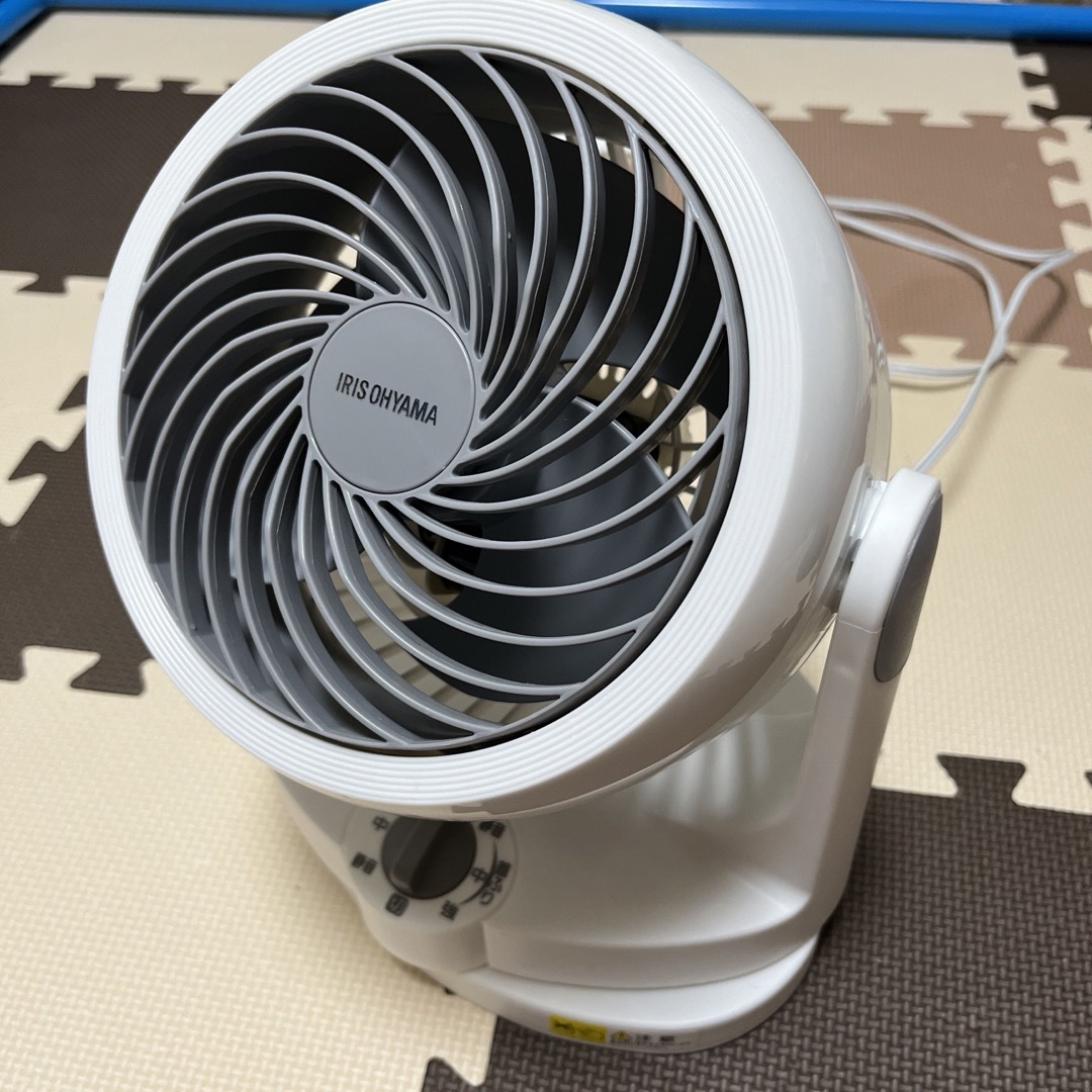 アイリスオーヤマ(アイリスオーヤマ)の静音　アイリスオーヤマ　サーキュレーター　PCF-HD15-W 首振り　送料無料 スマホ/家電/カメラの冷暖房/空調(サーキュレーター)の商品写真