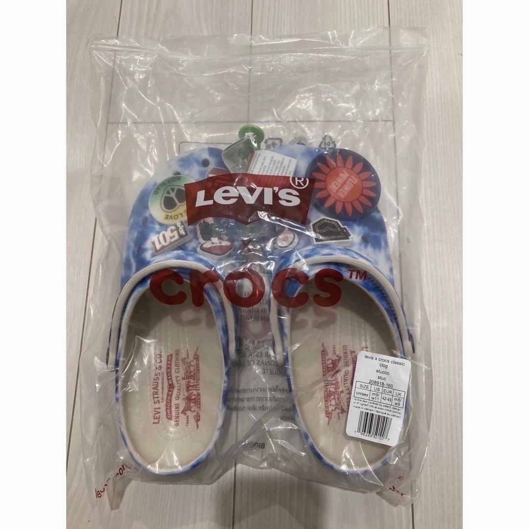 Levi's x Crocs Classic Clog stucco