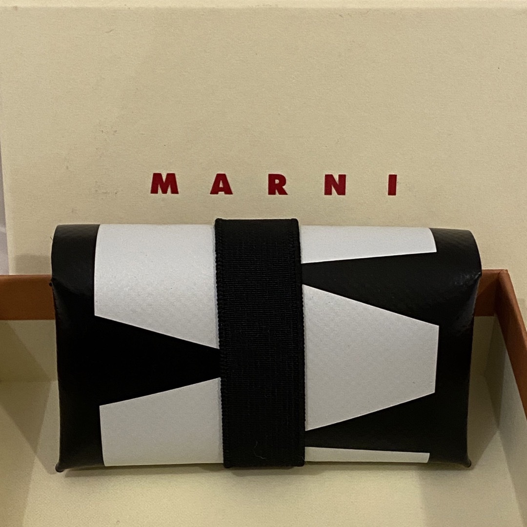 マルニMARNI PVC origami 二つ折り財布　ミニ財布　ブラック　黒