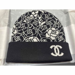 シャネル(CHANEL)のCHANEL シャネル　ニット帽　カメリア　ブラック　黒　ホワイト　白　新品(ニット帽/ビーニー)