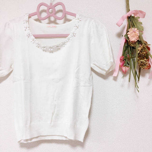 L'EST ROSE(レストローズ)のLESTROSE｜襟フラワートップス レディースのトップス(Tシャツ(半袖/袖なし))の商品写真