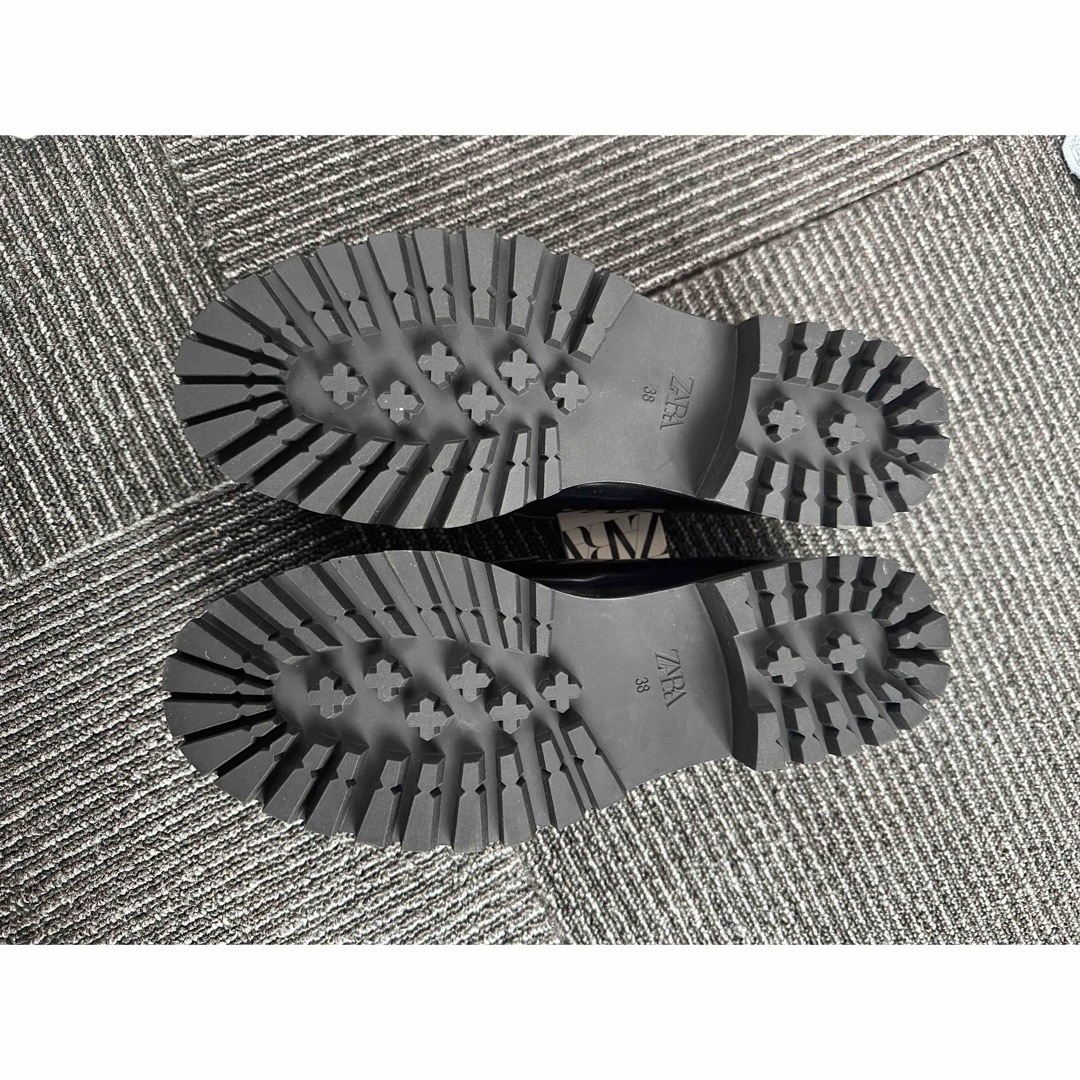 ZARA(ザラ)のZARA トラックソール ビジューローファー ブラック黒 38(24.5cm) レディースの靴/シューズ(ローファー/革靴)の商品写真